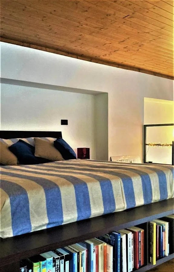Open Space Con Soppalco, Zona Marche Milan Apartment