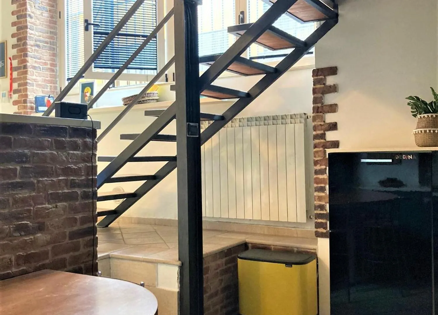 Open Space Con Soppalco, Zona Marche Milan Apartment